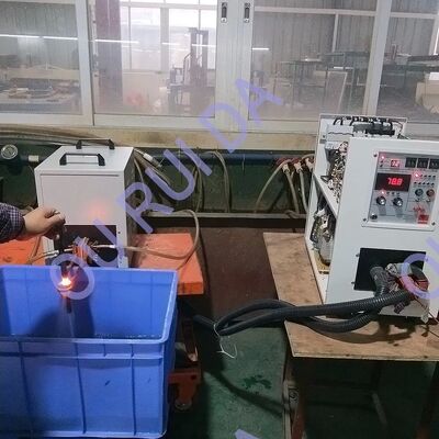 Хорошая цена Усовершенствованное индукционное нагревательное оборудование сверхвысокой частоты с IGBT-транзисторами для закалки железных стержней онлайн
